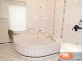 18 - DG - Badezimmer - Badewanne